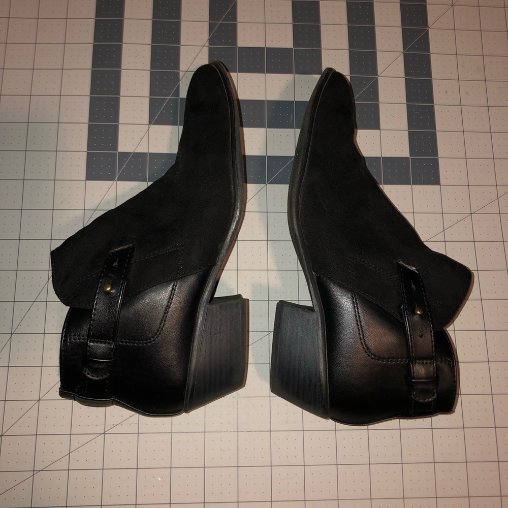 Old Navy. Ankle Bootie Heeled Boots. Size 9. Black Color.